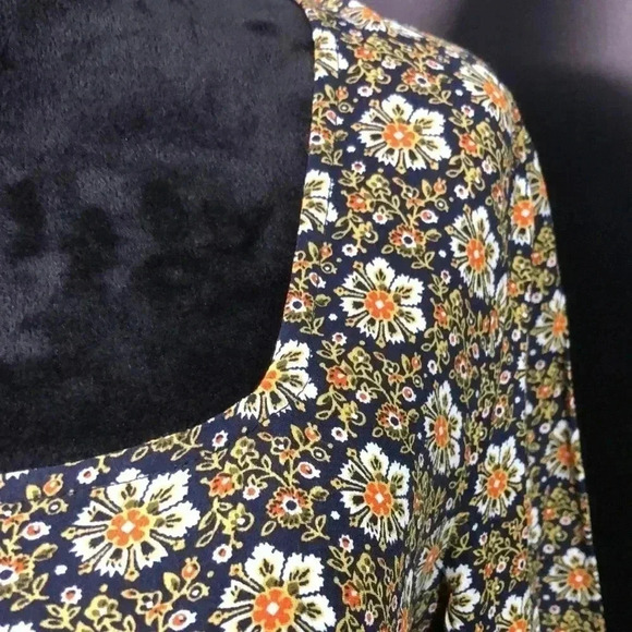 LOFT Square Neck floral print,loose fit,button cuffs,lightweight tan/navy blue - Picture 2 of 10